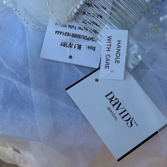 David's Bridal ivory Veil with Silver Comb - Picture 5 of 5